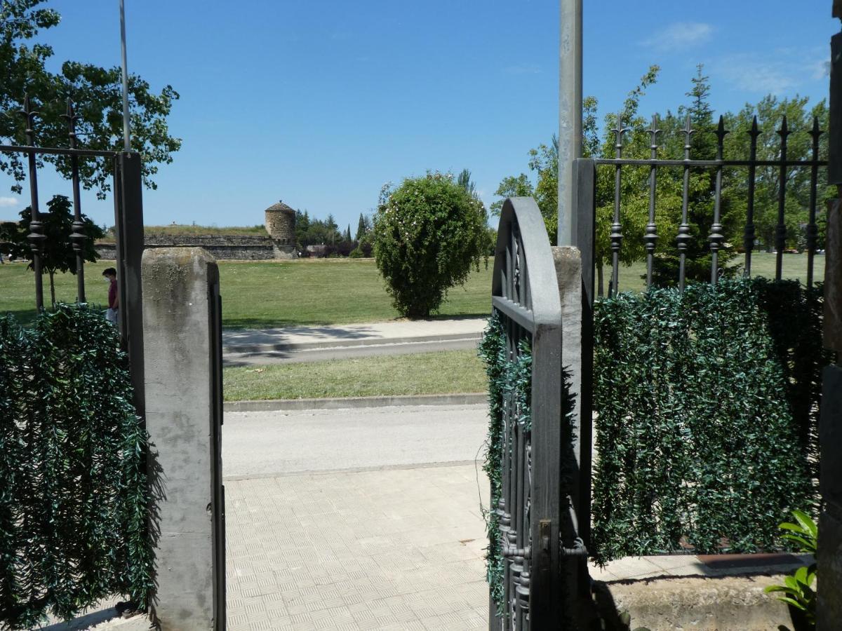 Villa Casa con jardín frente ciudadela Jaca Exterior foto