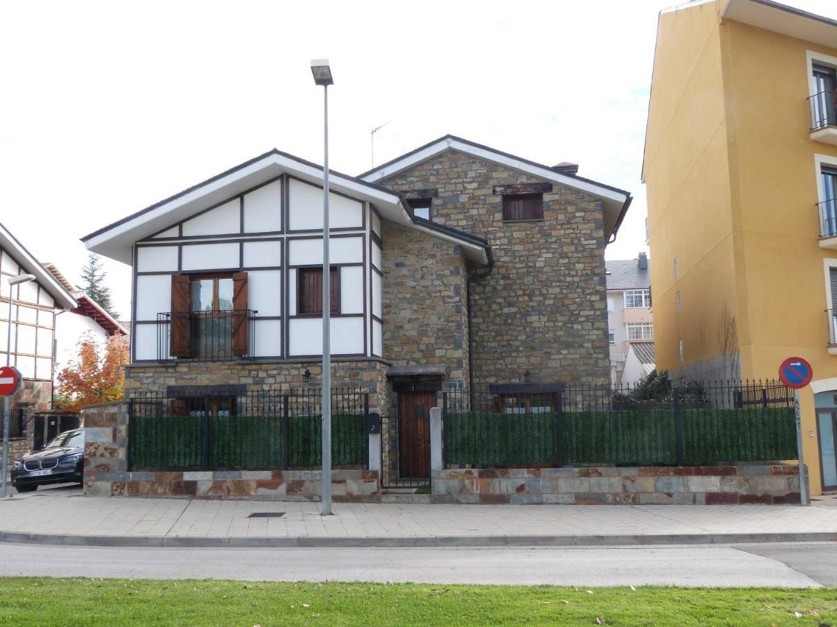 Villa Casa con jardín frente ciudadela Jaca Exterior foto